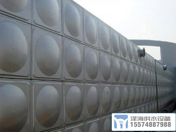 大型<a href=http://www.lining-shop.net.cn/ target=_blank class=infotextkey>不銹鋼消防水箱</a>施工中