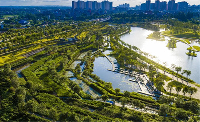 在海綿城市建設(shè)中，首先要解決的問題是雨水收集